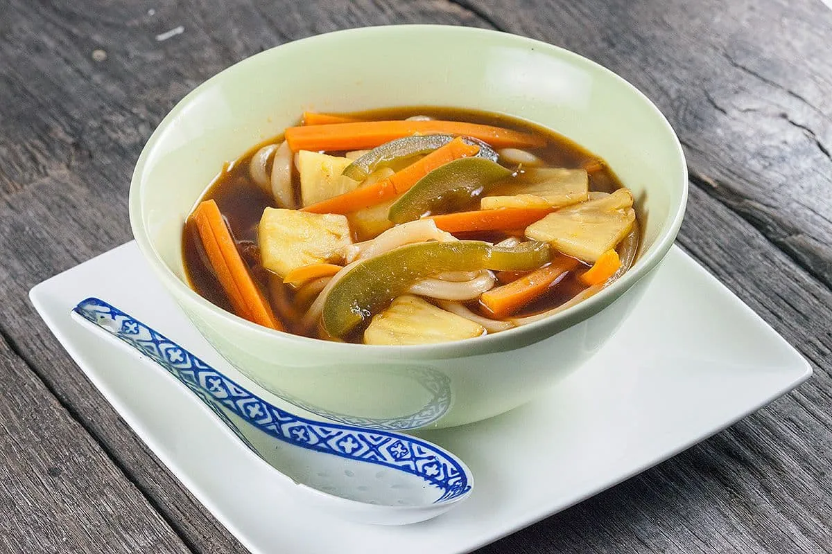 Japanse udon noedelsoep met ananas