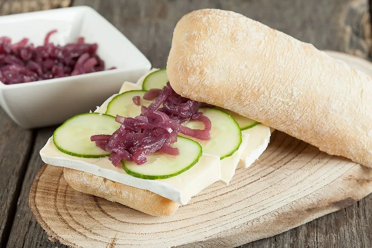 Ciabatta met brie en rode ui compote