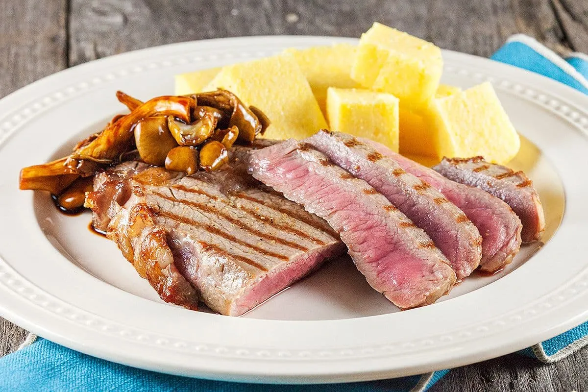 Black angus biefstuk met polenta en zoetzure oesterzwammen