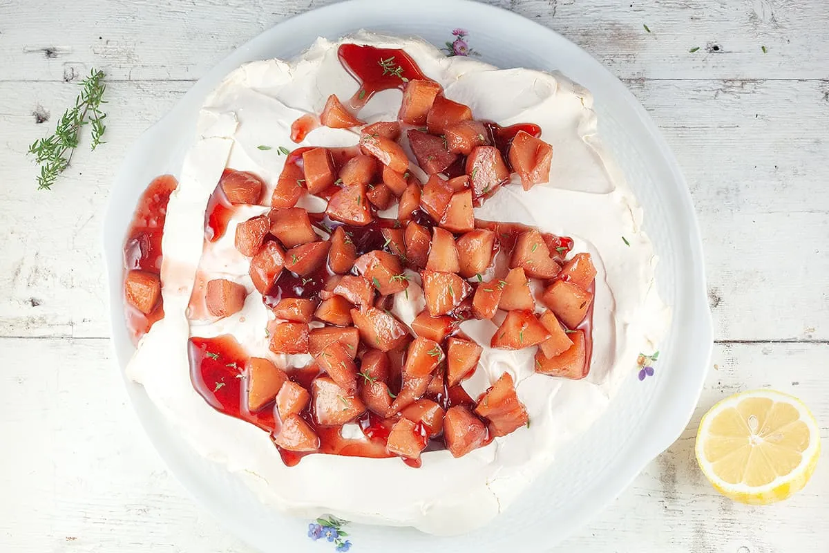 Pavlova met kweepeer en rode port - lekker zoet dessert