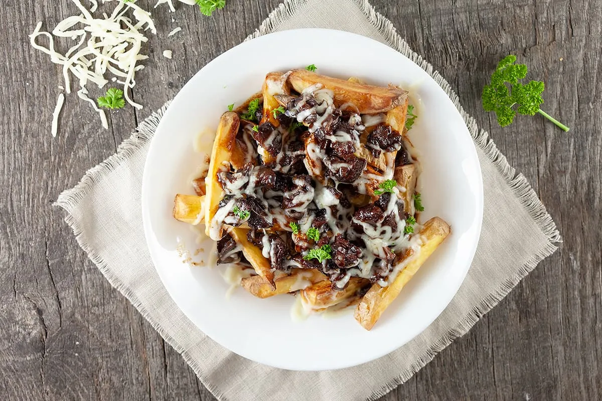 Poutine met stoofvlees (Canadees frietje met kaas en vlees)