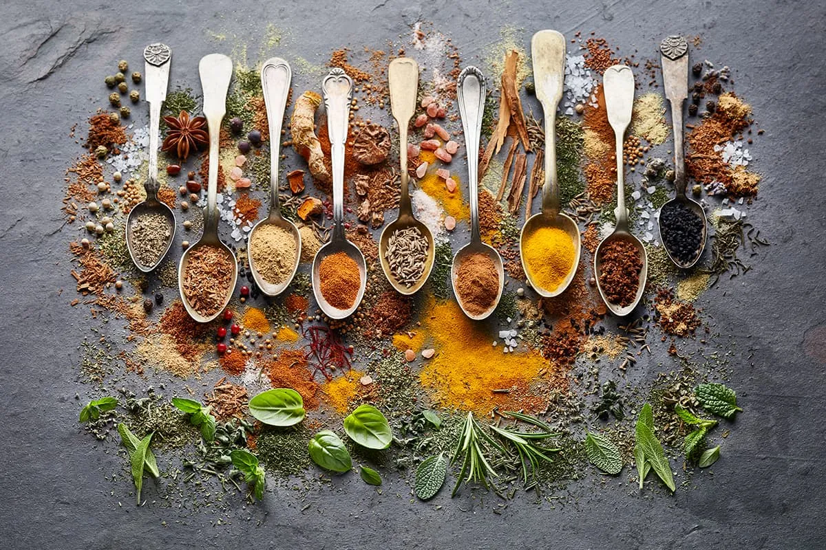 De rol van kruiden en specerijen in wereldkeukens: een culinaire reis