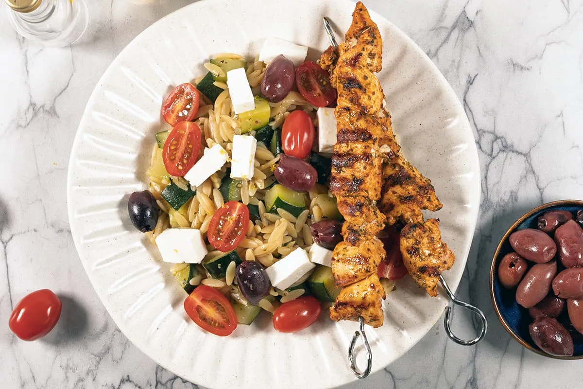 Griekse kritharaki met kip, feta en olijven