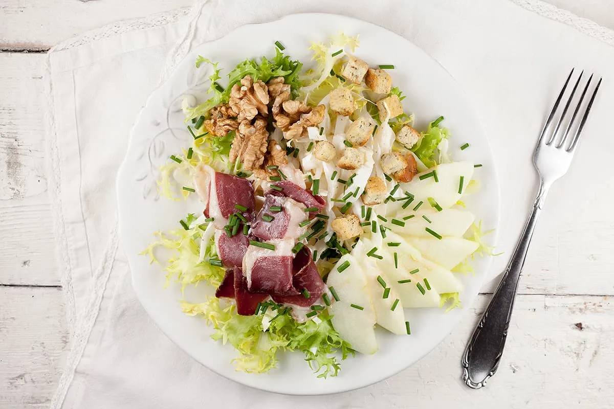 Gerookte eendenborst-salade met walnoten