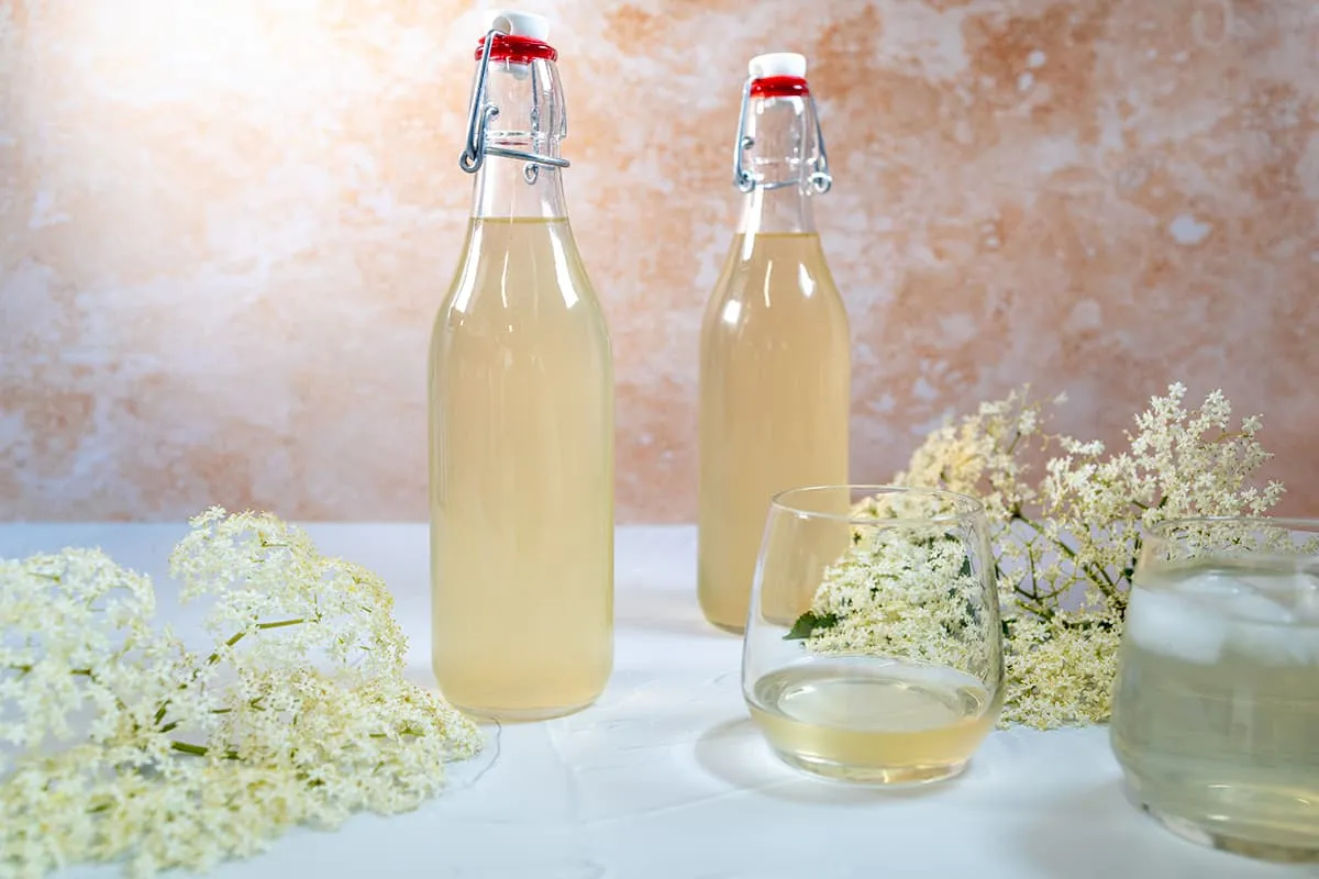 Zelf vlierbloesemsiroop maken - met maar 4 ingrediënten