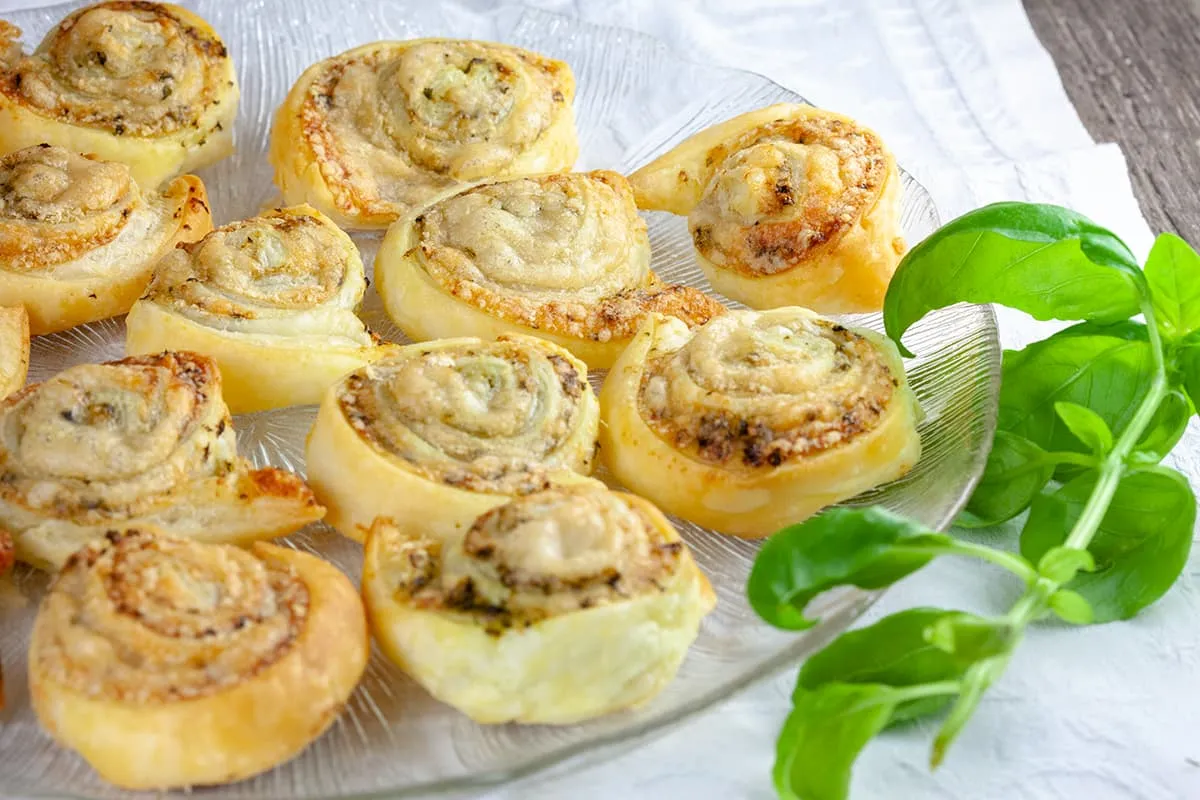 Bladerdeegrolletjes met pesto en kaas