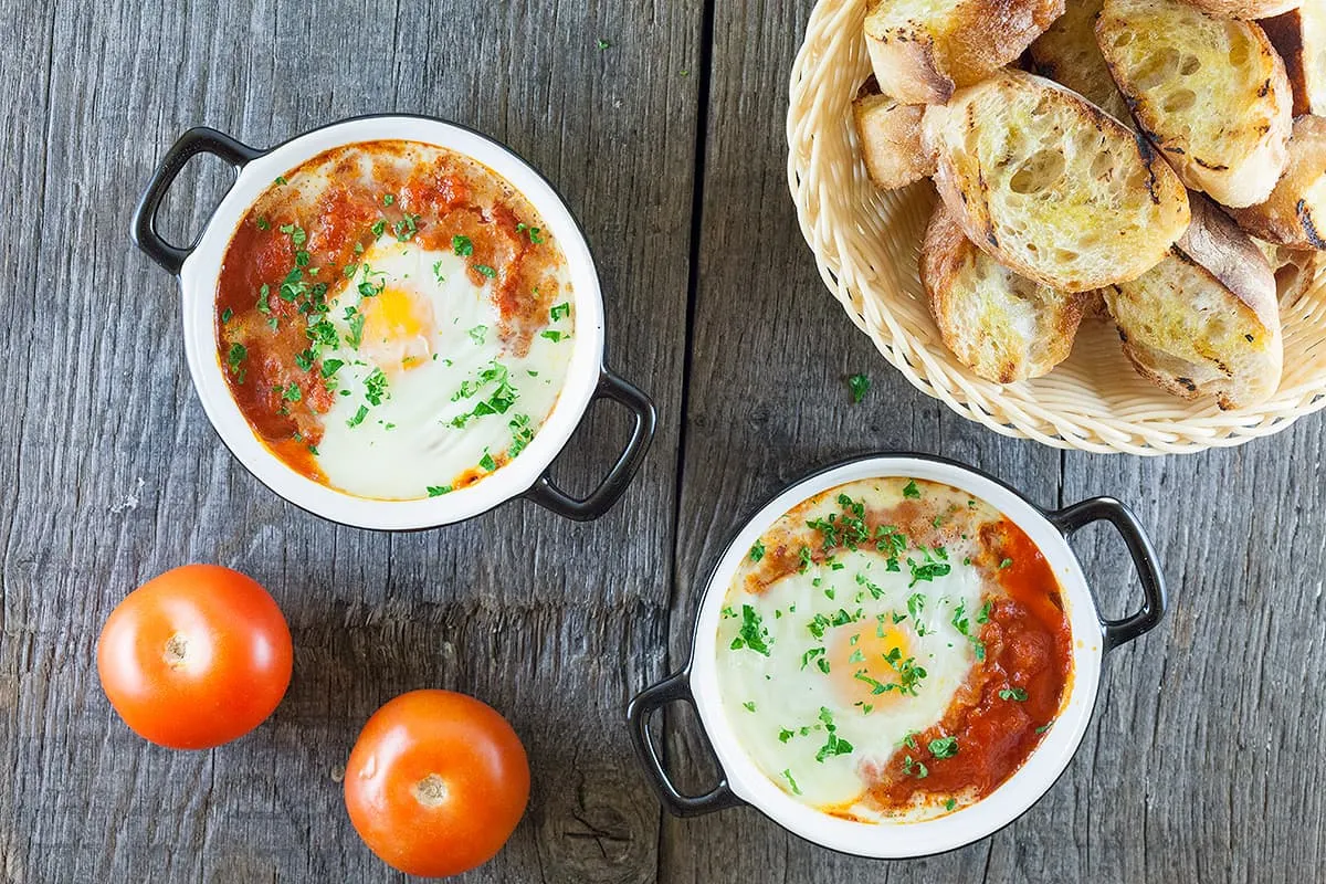 Piperade is een Frans-Baskisk pittig gerecht met tomaten