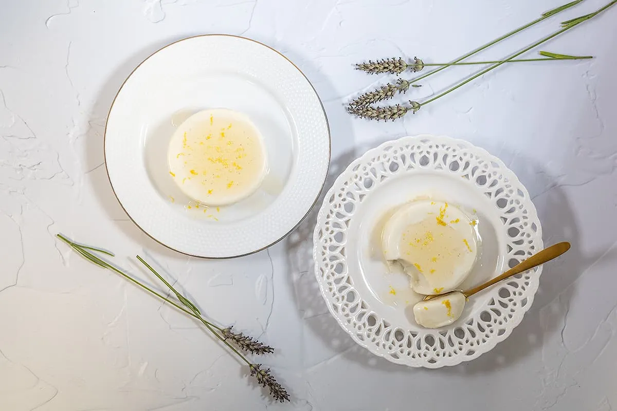 Lavendel panna cotta met citroen - een romig en fluweelzacht toetje