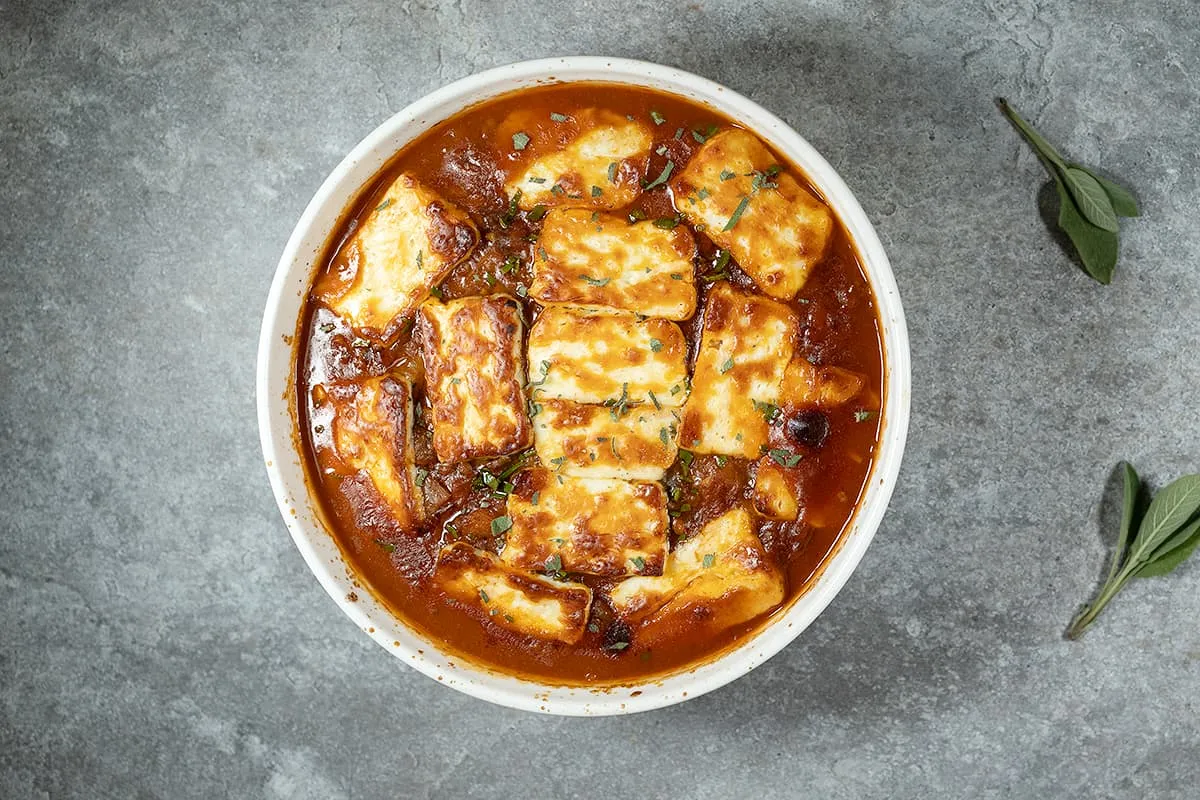 Ovenschotel met tomaat en halloumi - heerlijk kruidig