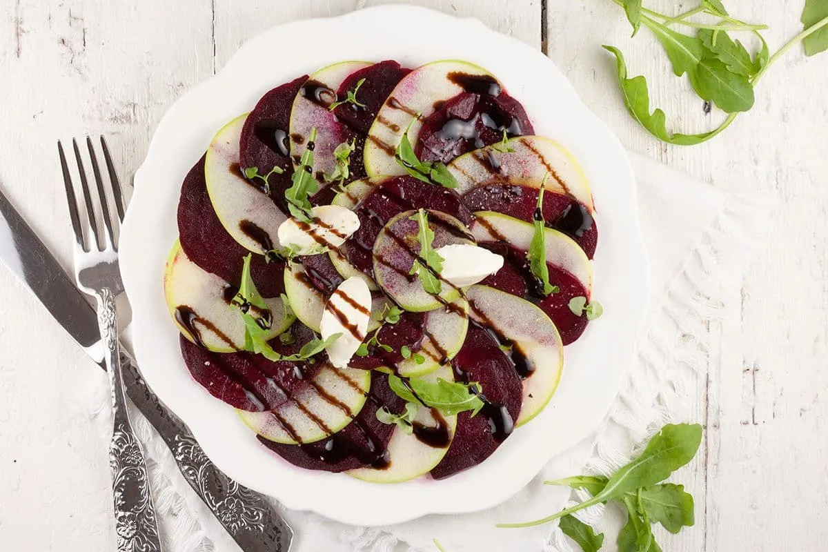Friszure appel en rode bieten carpaccio