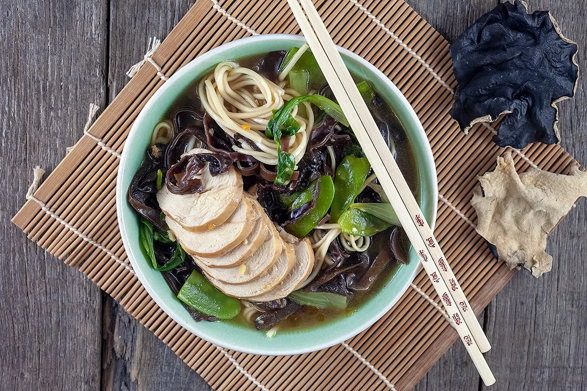 Ramen noedelsoep met zwarte paddenstoelen
