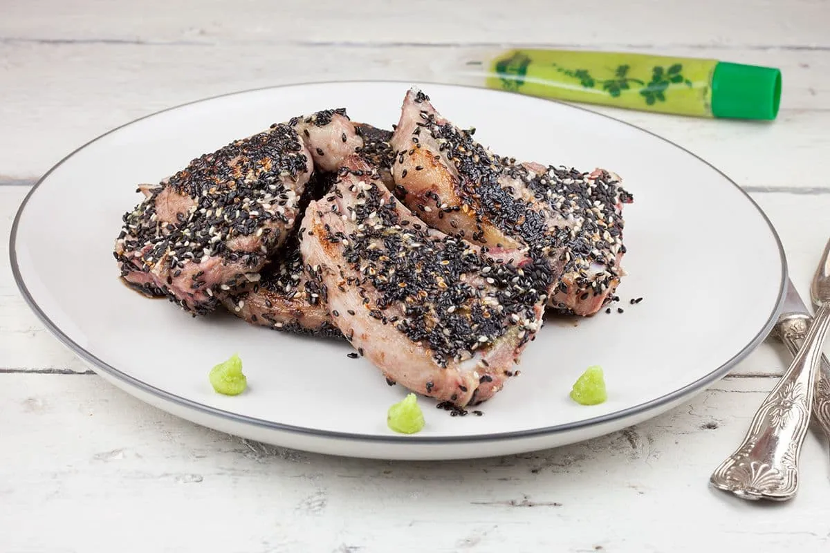 Lamskarbonade met wasabi en sesam