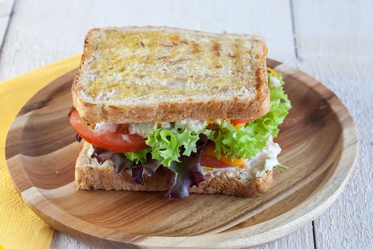Tuna melt sandwich - broodje tonijn met gesmolten kaas