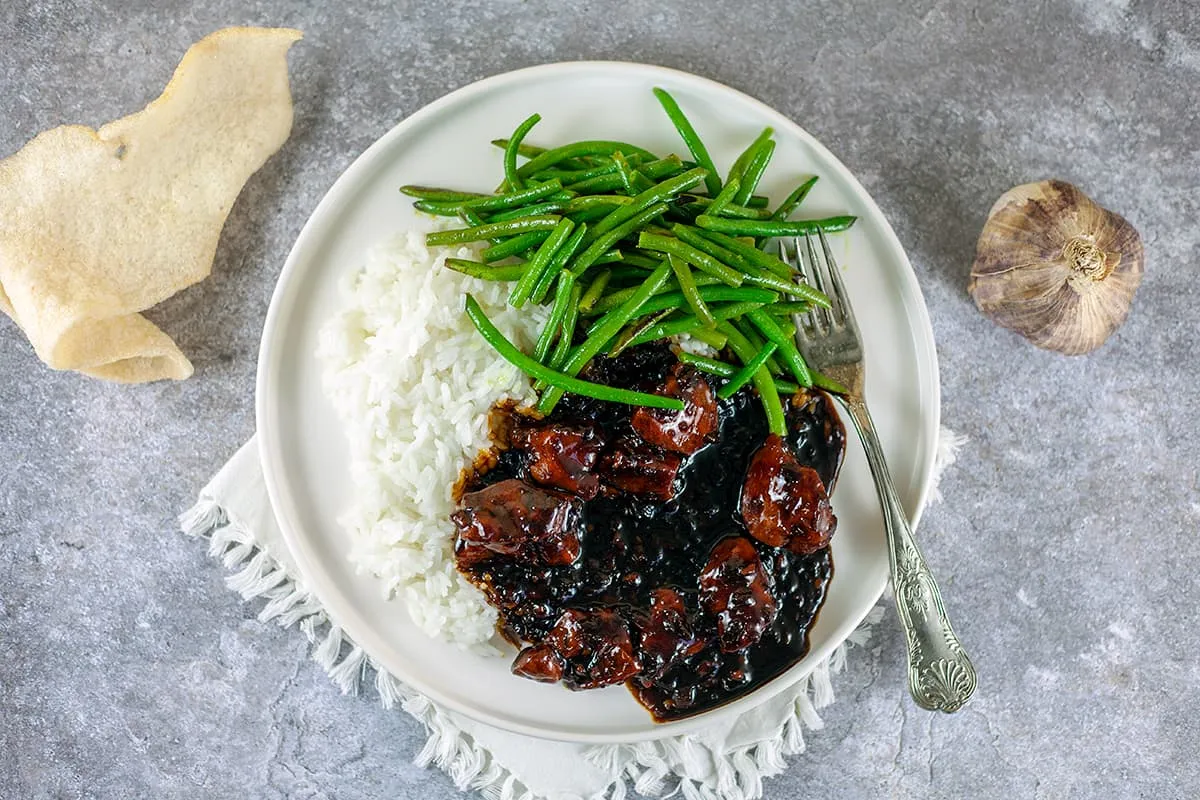 Zwarte kip - met sticky saus
