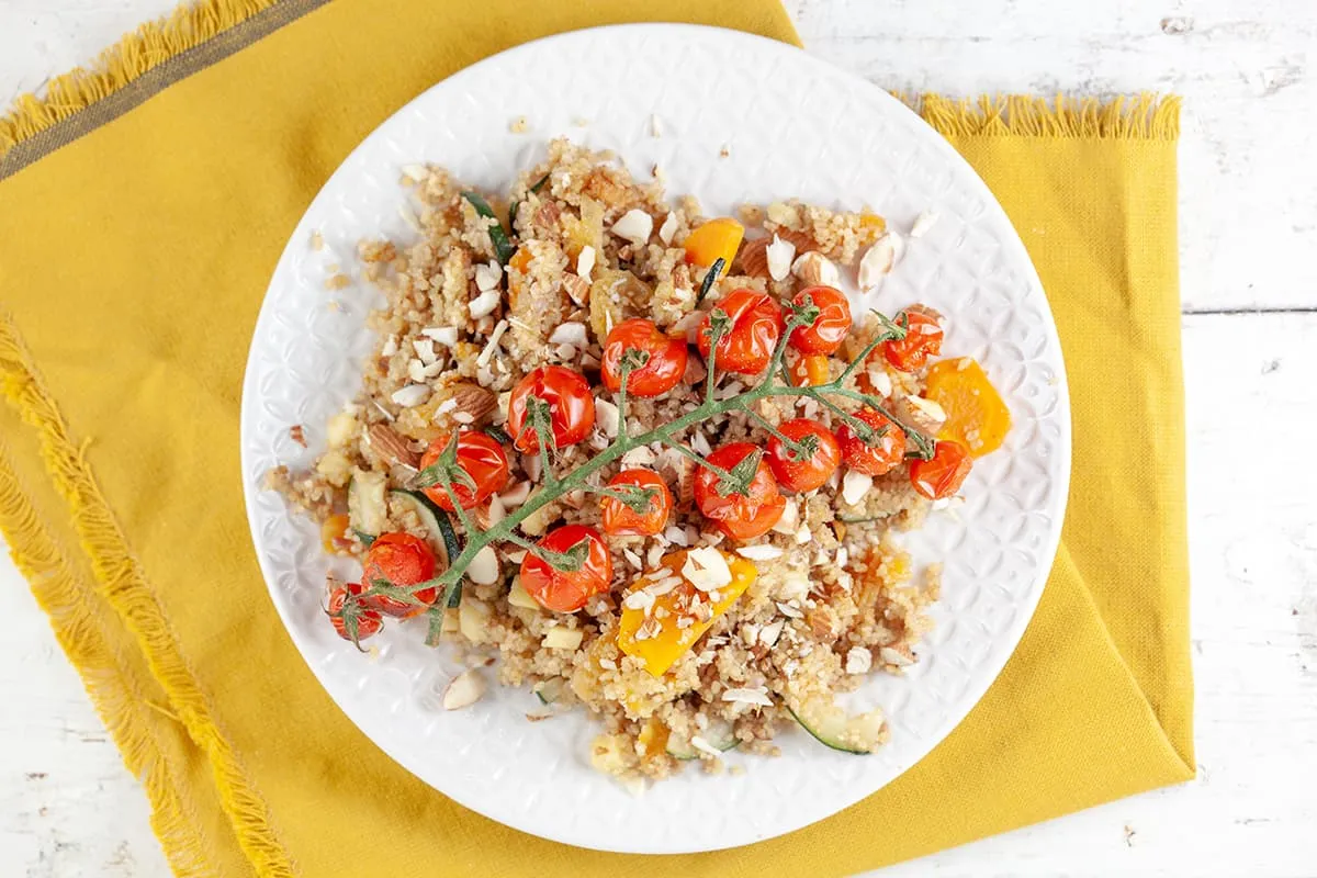 Kruidige couscous met geroosterde tomaatjes