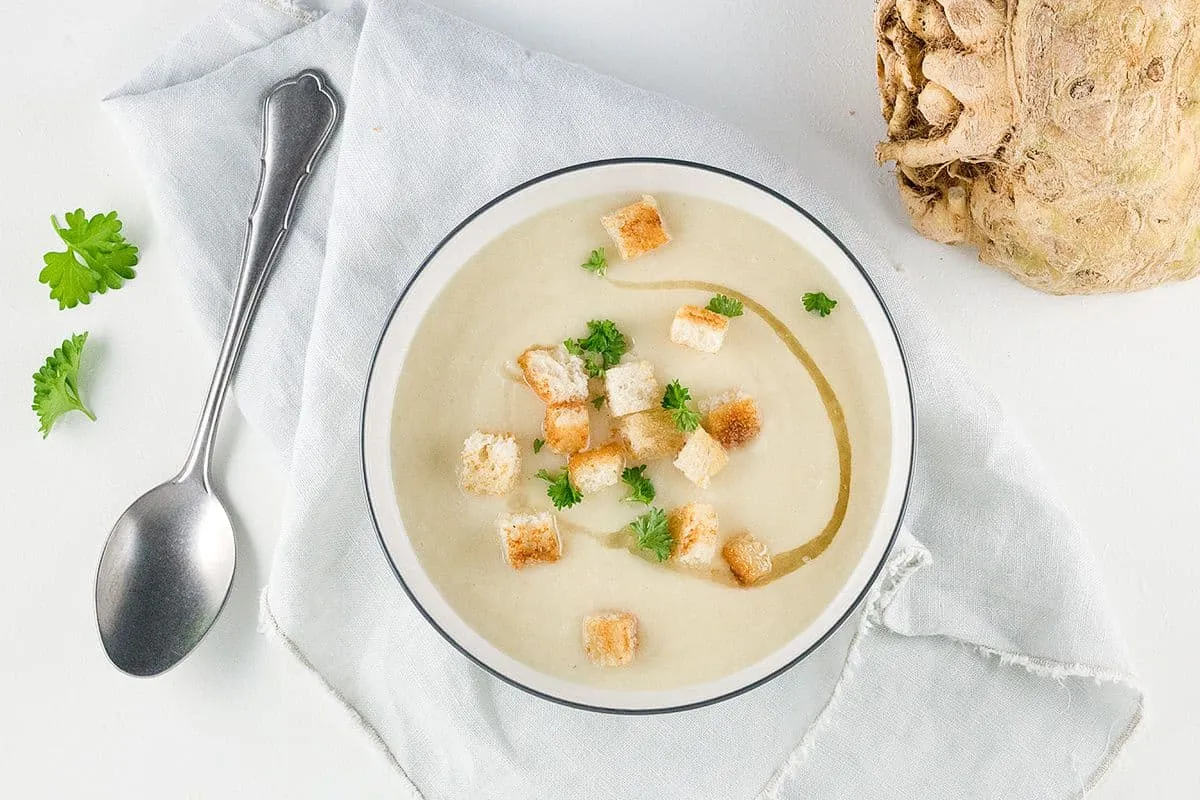 Knolselderij soep met spekvet en croutons