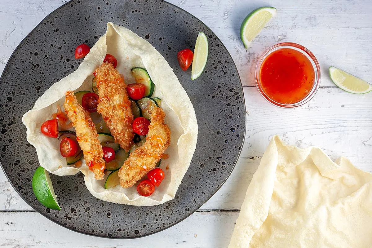 Papadums met courgette en krokante kip