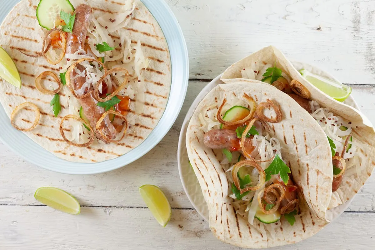Tortilla's met worstjes, witte kool en krokante ui