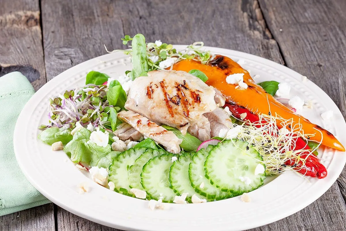 Salade van botersla met kippendijen