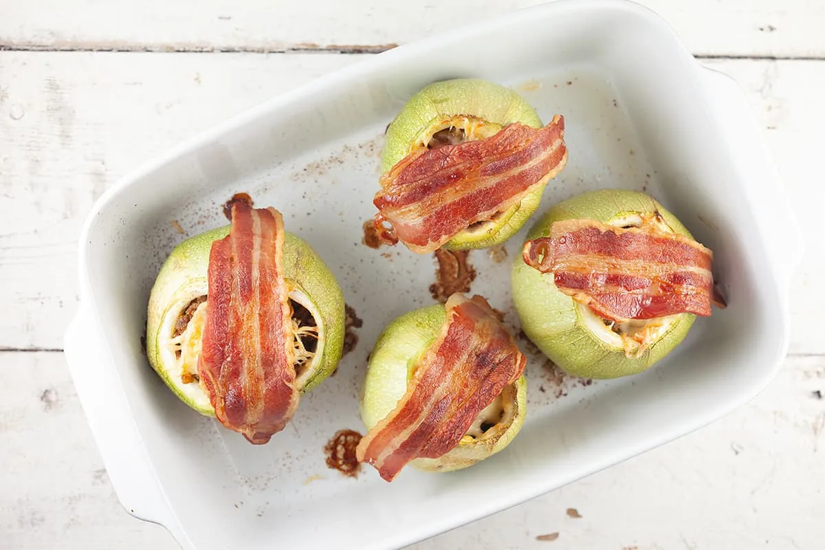 Gevulde courgette met gehakt, kaas en spek