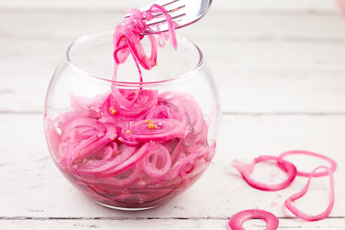 Snelle ingelegde rode ui (makkelijk recept)