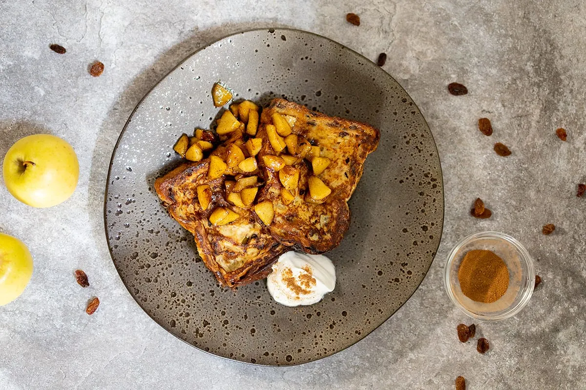 Wentelteefjes van krentenbrood met gebakken appeltjes