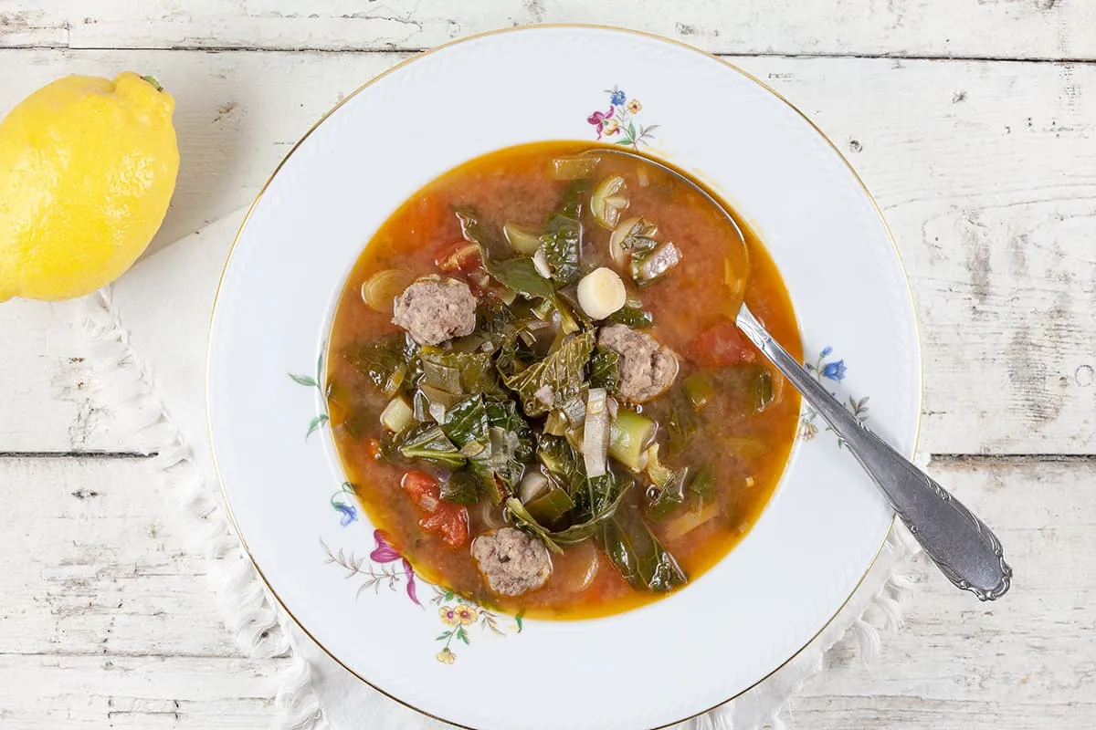 Savooiekool soep met balletjes (snel op tafel)