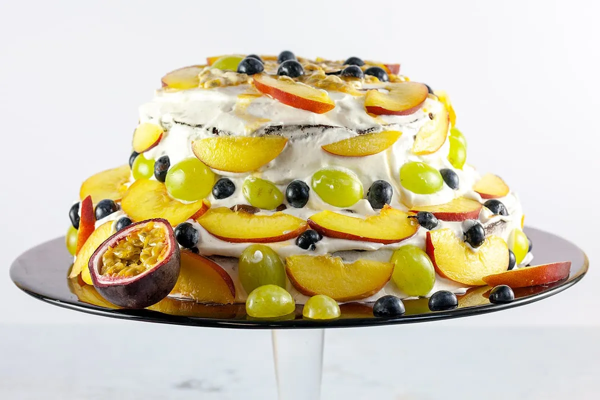 Fruittaart met slagroom (verjaardagstaart)