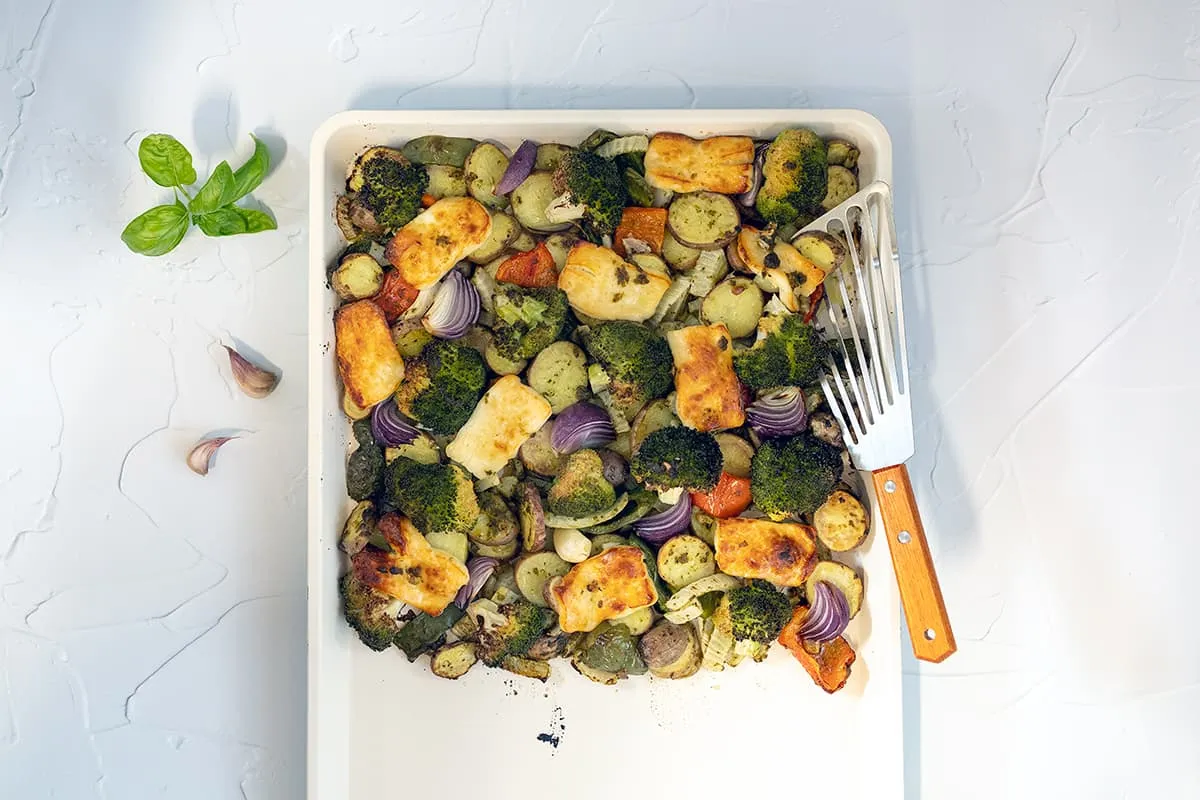 Vegetarische traybake met de lekkerste groenten en halloumi