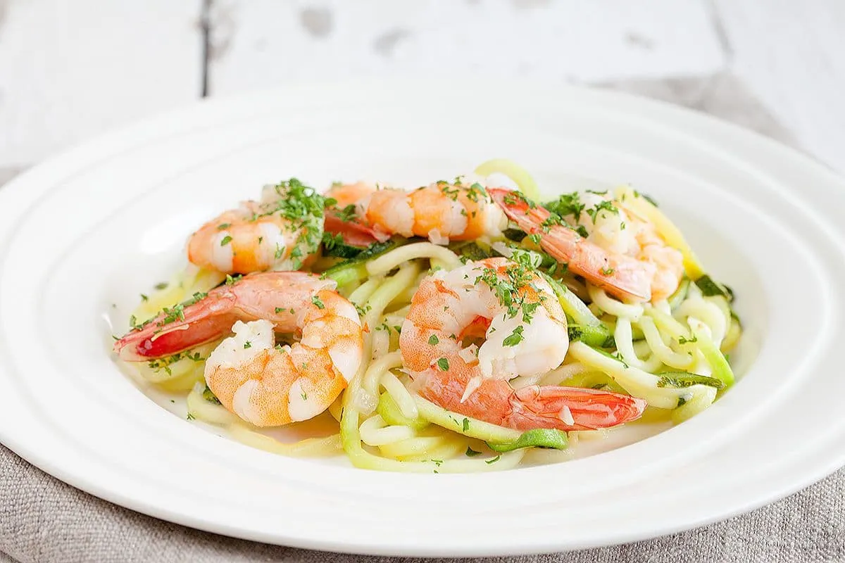 Courgetti met gamba's en kokos