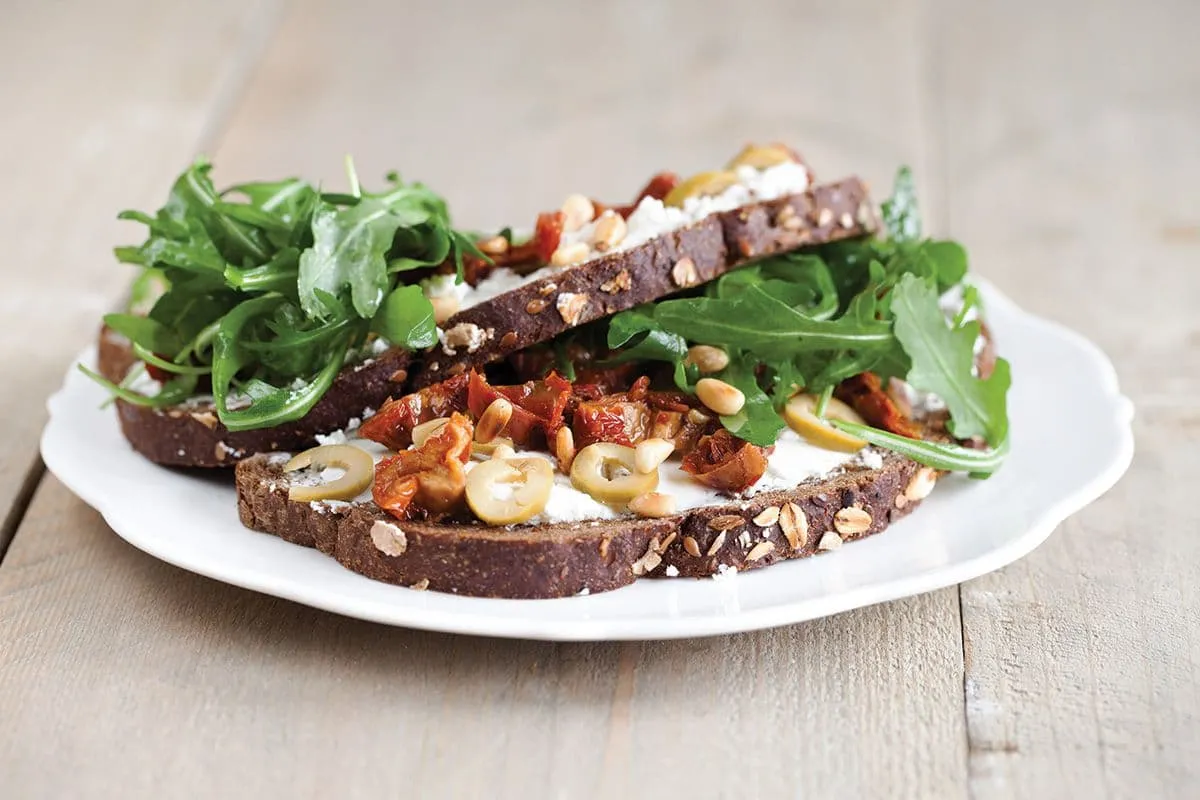 Broodje geitenkaas, zongedroogde tomaten en olijven