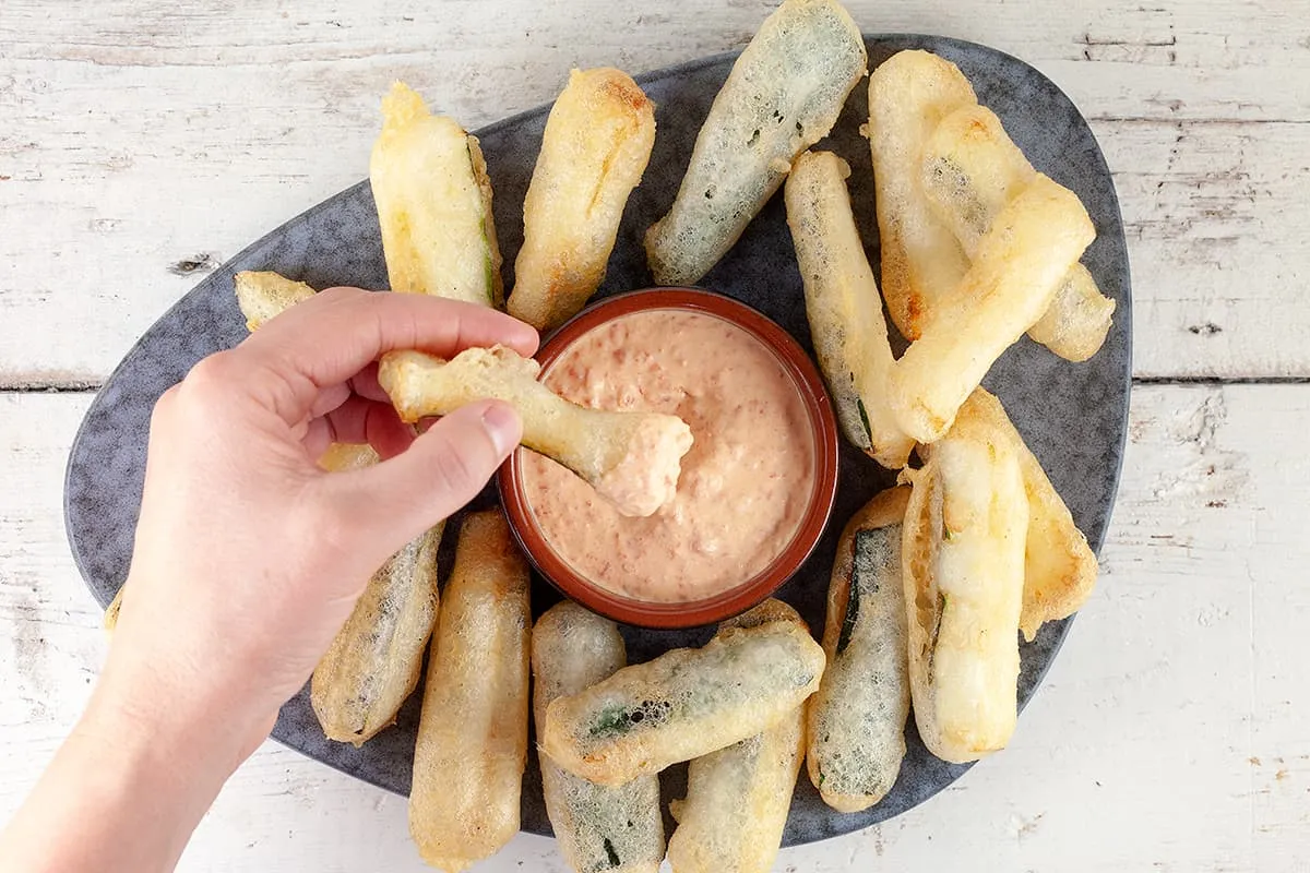 Tempura van courgette met paprika dip