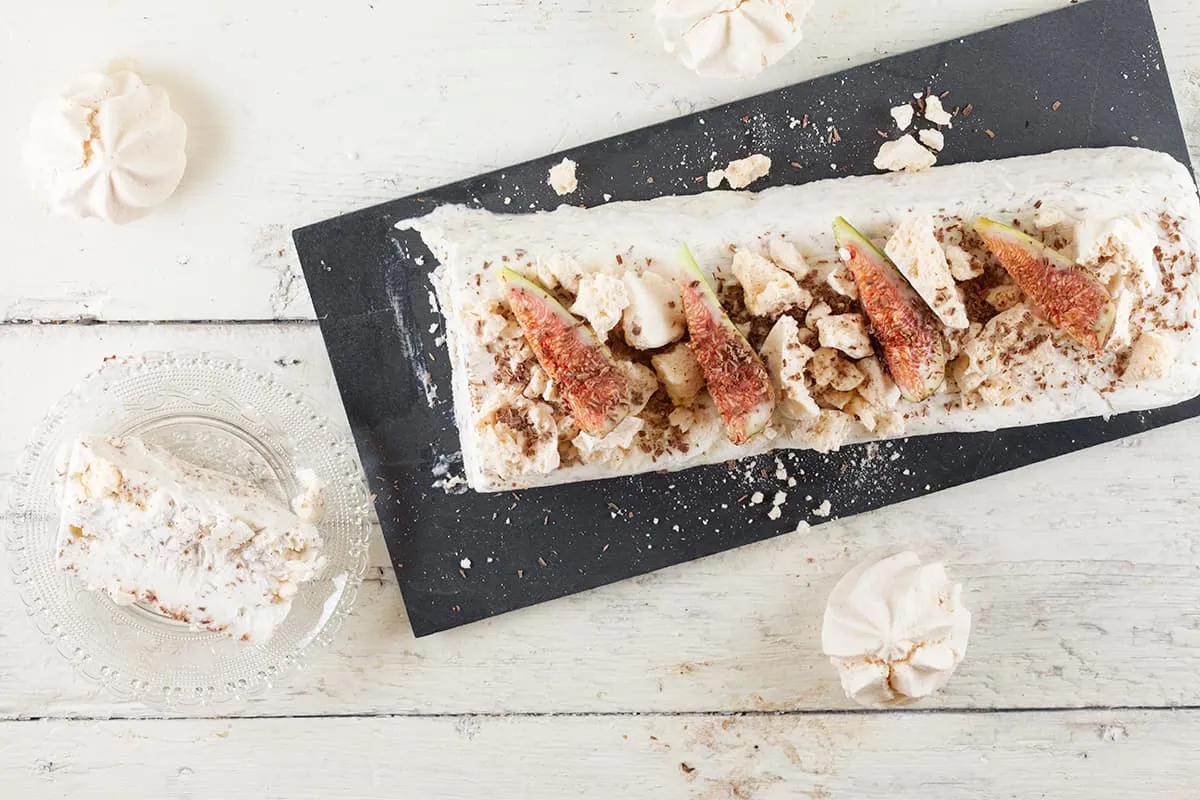 Stracciatella ijstaart met meringues