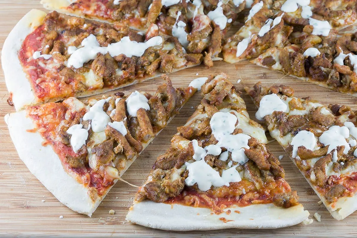 Pizza shoarma met knoflooksaus