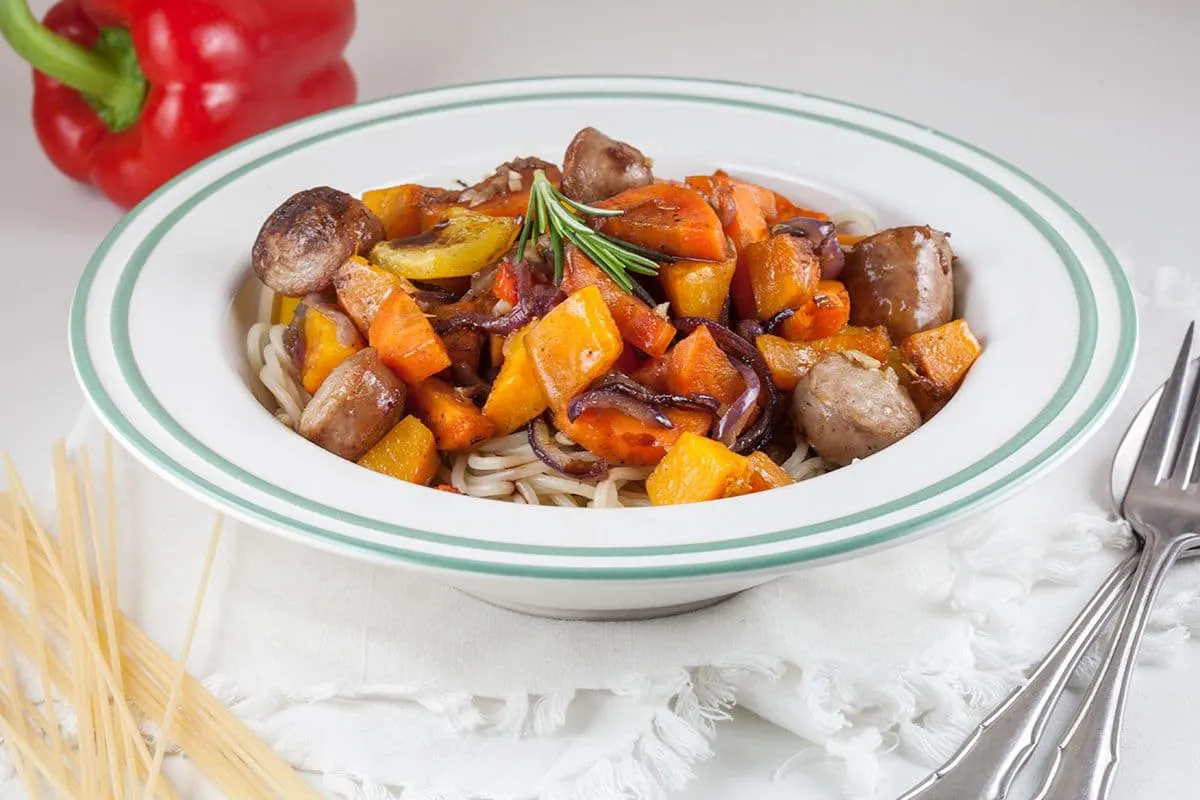 Pasta met groenten en worst uit de oven