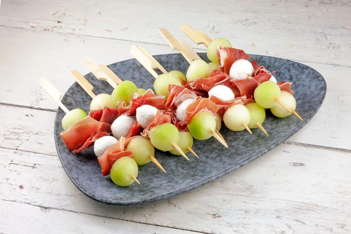 Tapasspiesjes met meloen, mozzarella en ham