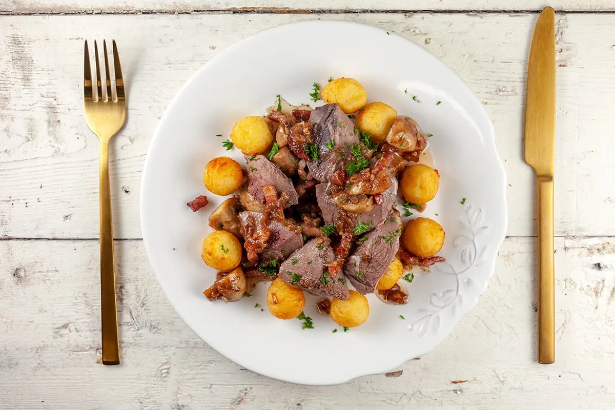 Duif met witte wijn-champignonsaus