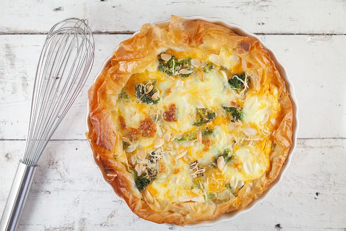 Vegetarische filodeeg taart met broccoli