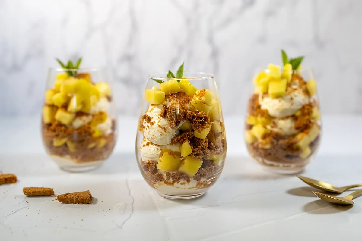 Mango cheesecake in een glaasje - een romig toetje met speculoos