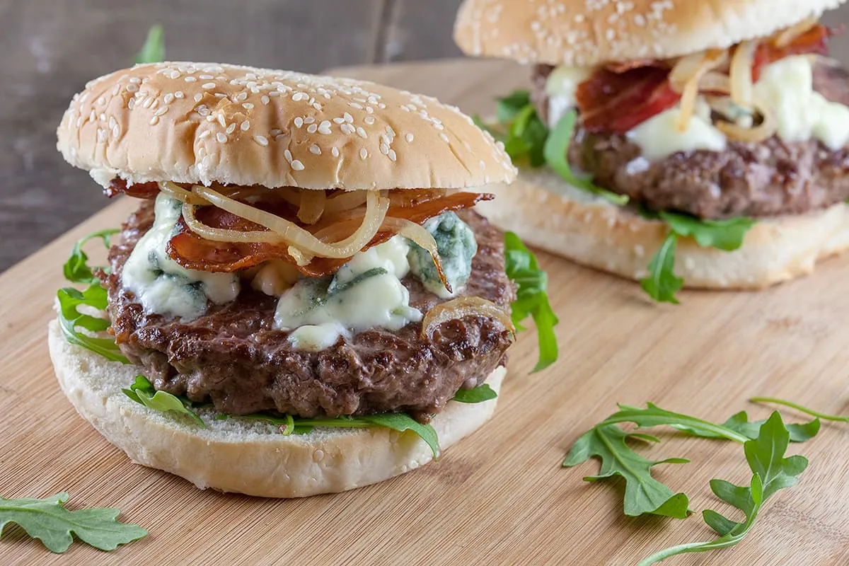 Hamburgers met blauwe kaas en spek