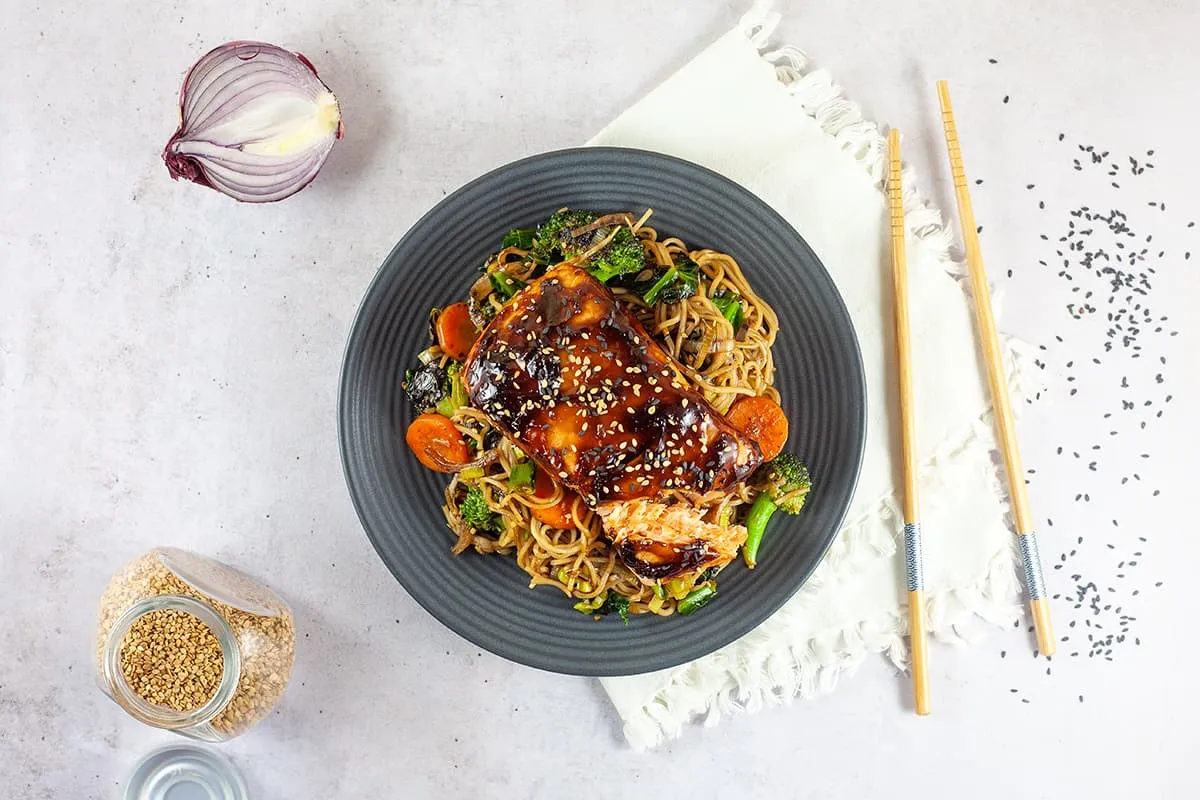 Zalm teriyaki met noedels