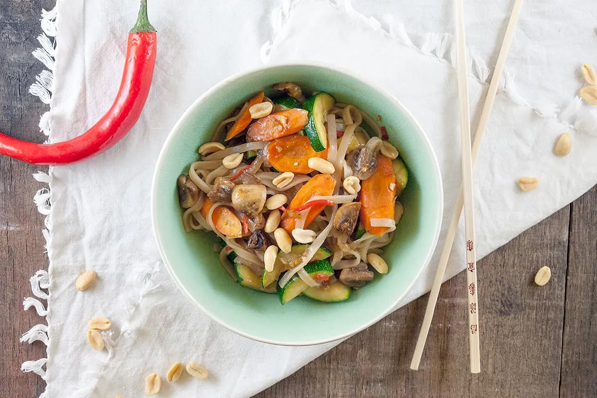 Rijstnoedels met groenten en woksaus