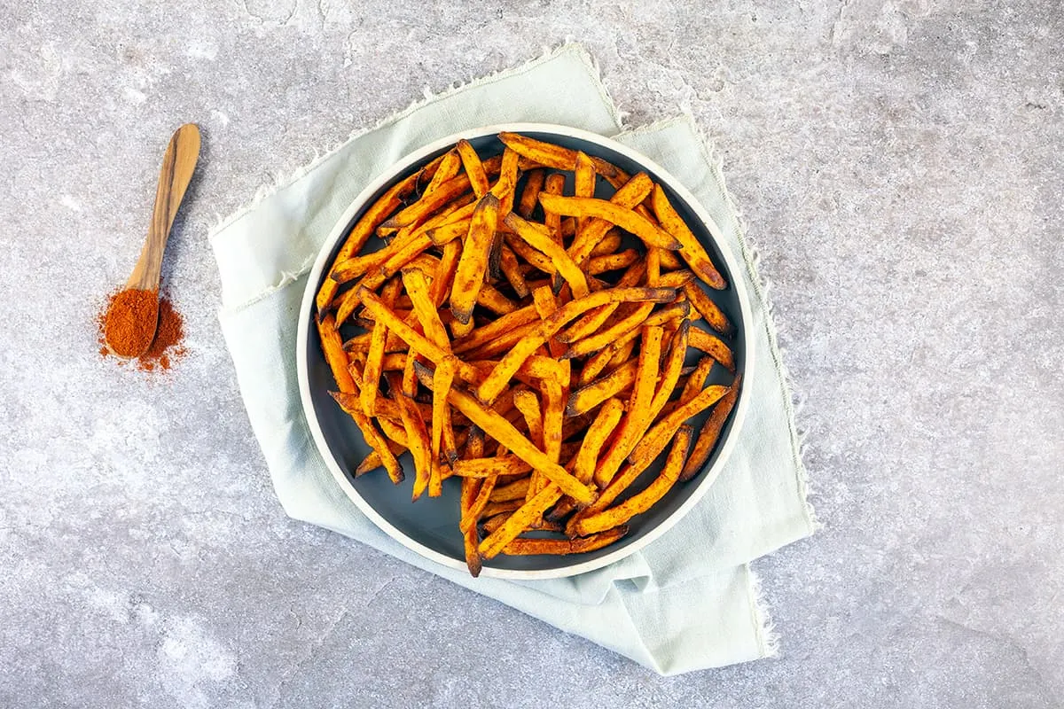 Knapperige zoete aardappelfriet uit de airfryer