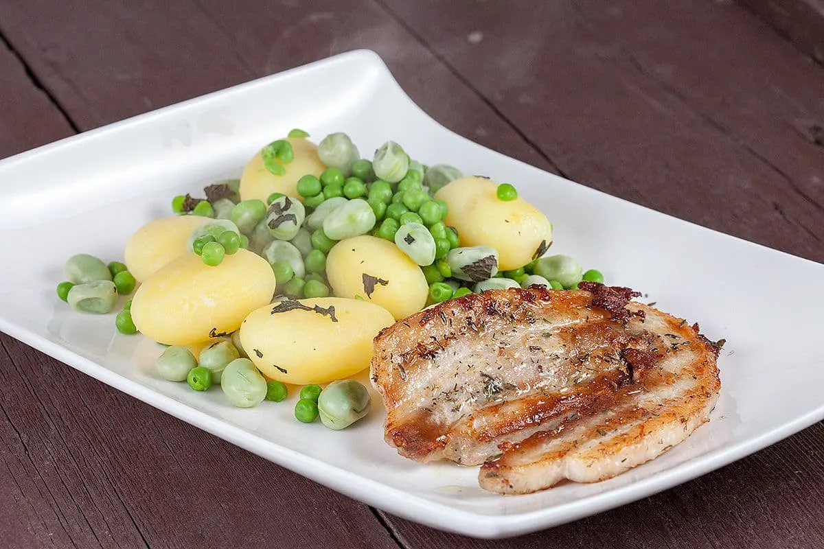 Gebakken buikspek met aardappel- tuinbonensalade
