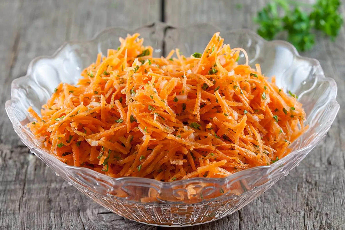 Simpele wortelsalade met appel cider azijn