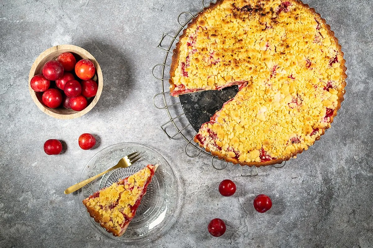 Pruimenvlaai met kruimels en pudding - Limburgse kruimelvlaai
