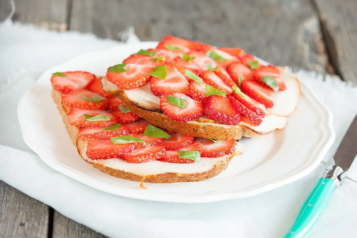 Broodje met kip en aardbeien