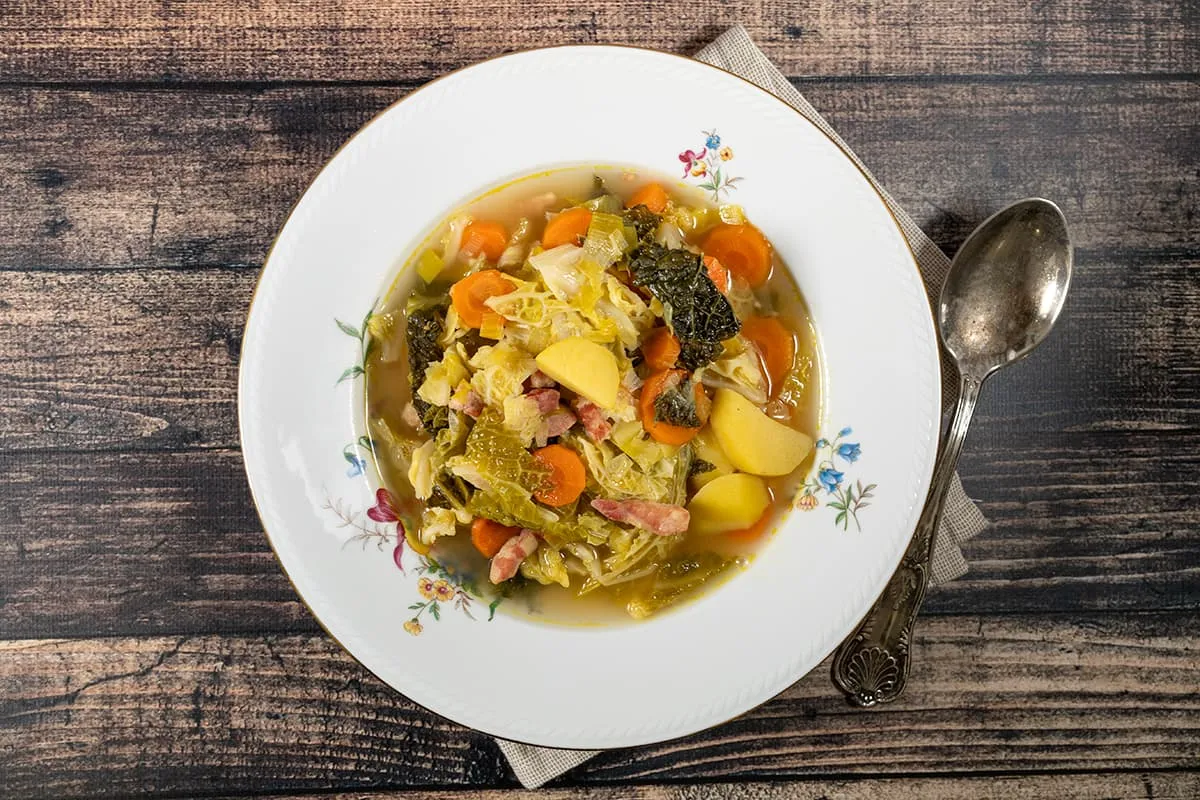 Maaltijdsoep met aardappel, savooiekool en wortel: een goed gevulde groentesoep