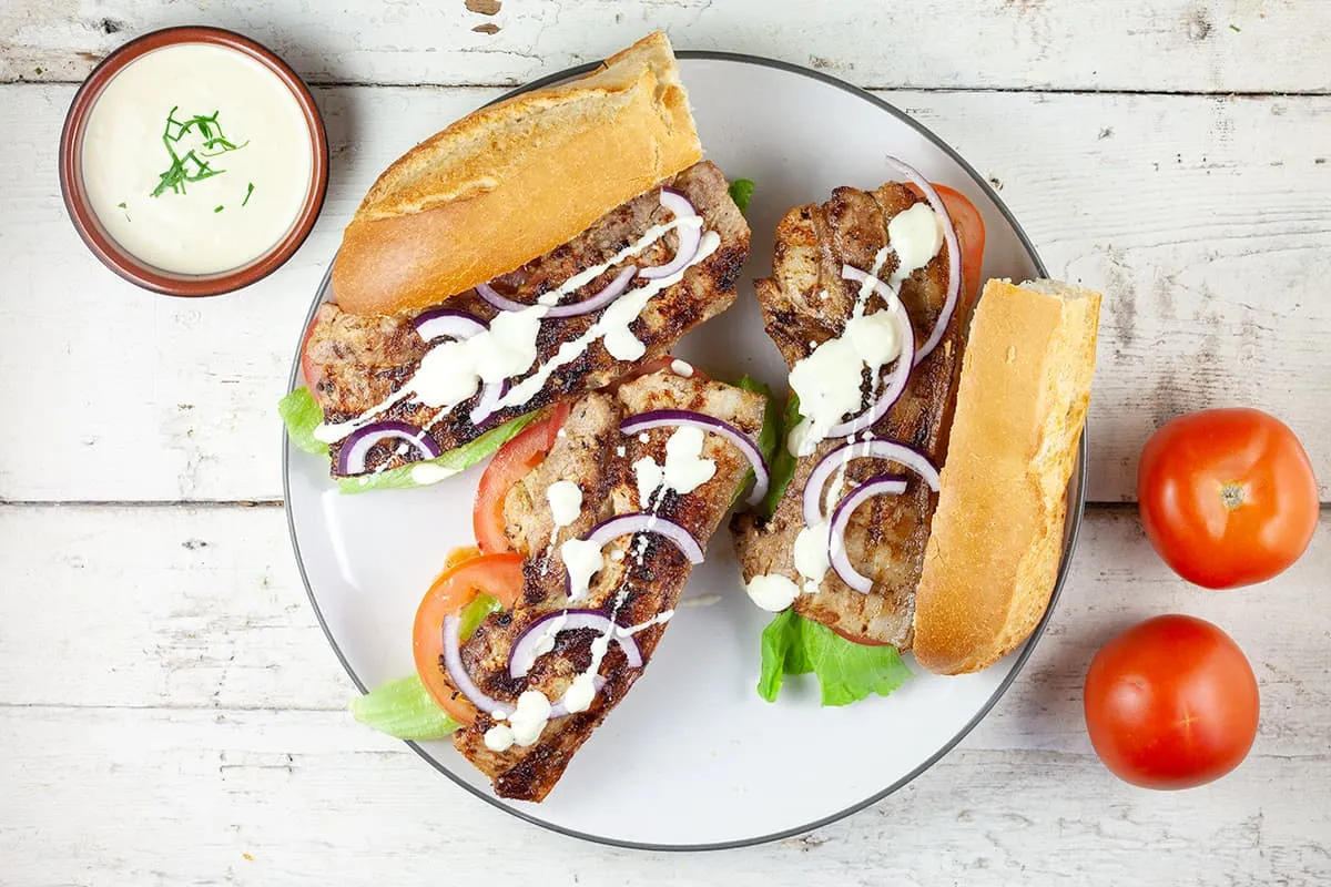 Broodje speklap van de barbecue (met knoflooksaus)