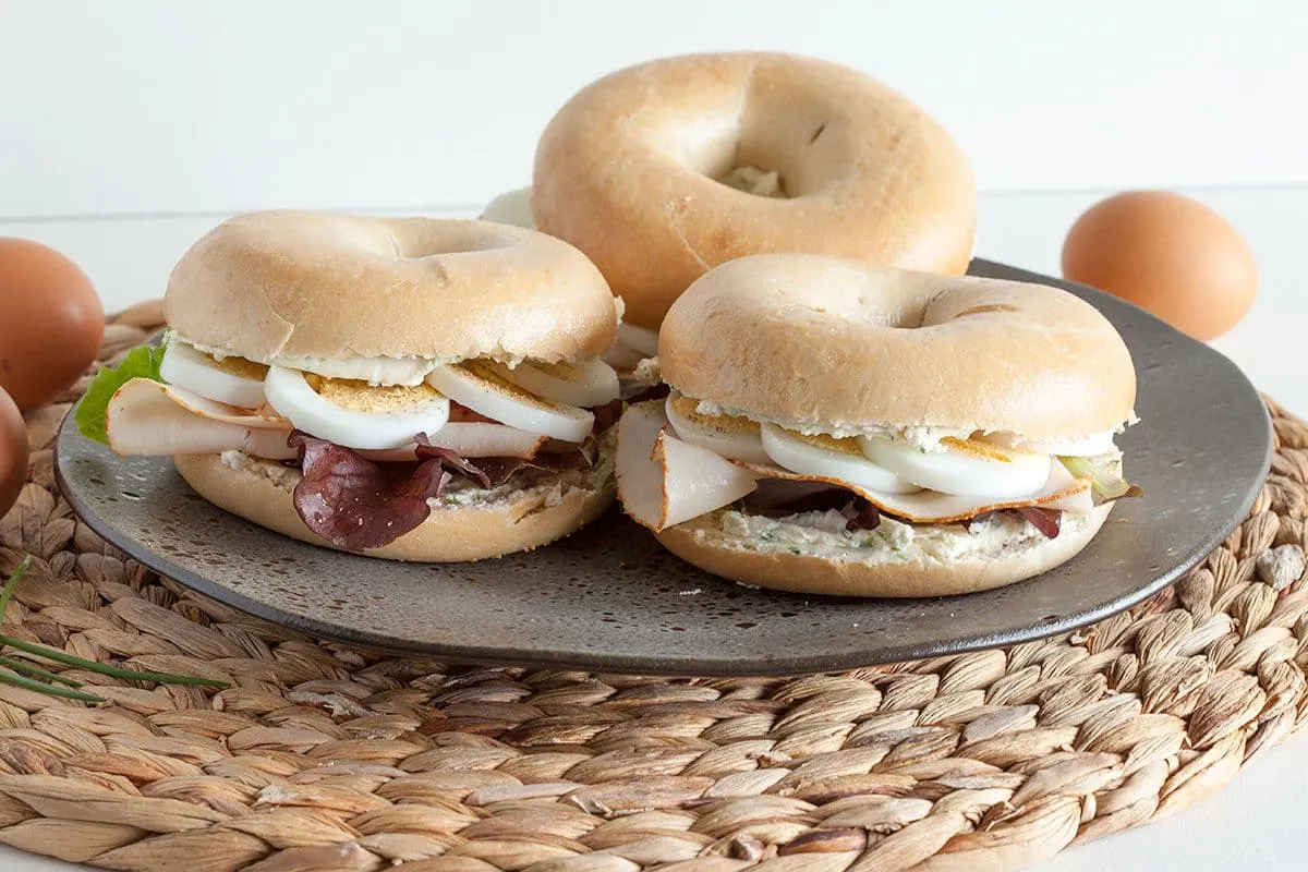 Bagel met roomkaas, ei en gerookte kalkoen